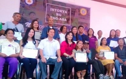 <p><strong>CHAMPIONS OF HOPE.</strong> Vice President Maria Leonor 'Leni' Robredo (seated, 4<sup>th</sup> from left) with the 'Istorya ng Pagasa' champions in Negros Occidental recognized during a program held at the Saint John Vianney Hall of the Diocese of Bacolod Thursday afternoon (June 14, 2018).<em> (Photo by Nanette L. Guadalquiver) </em></p>